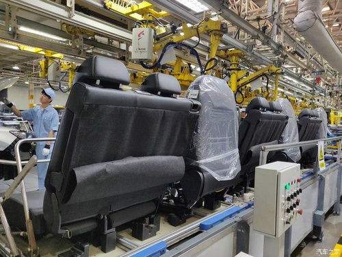 参观上汽临港工厂见证荣威汽车的制造过程 荣威rx8